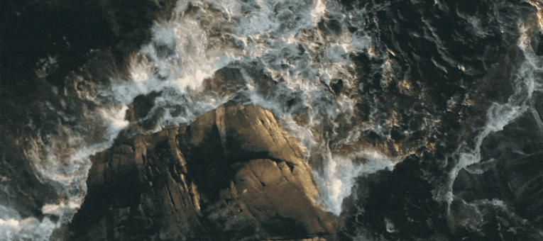 Klovaharun vågor på klippor