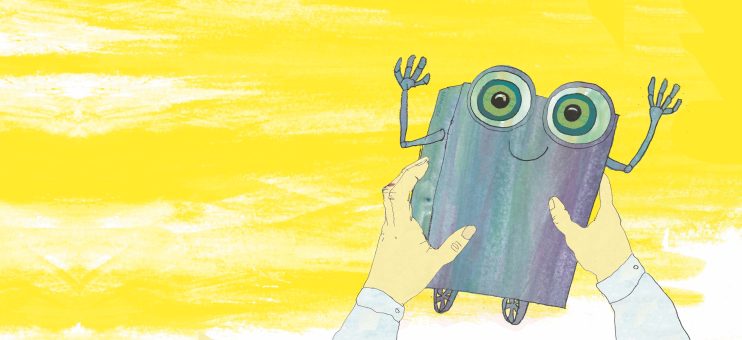 En robot hålls upp av händer mot en gulaktig bakgrund.