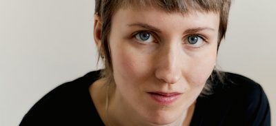 “Såg en mås svälja en hel kebabrulle med papper och allt” – Linn Henrichson om inspirationen bakom Fuskmåsen Fy