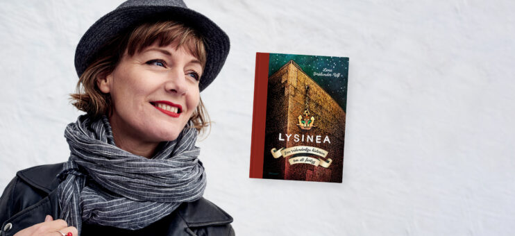 En kvinna med svart hatt och grå halsduk blickar in mot en bild som föreställer pärmen till boken Lysinea.
