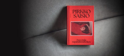 Här är kronjuvelen i Pirkko Saisios hajpade Helsingforstrilogi: Den röda separationsboken